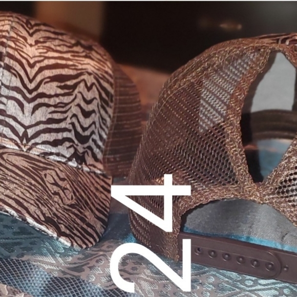 🍬 Brown Shiny Tiger Stripes Print Ponytail Hat - Picture 1 of 1